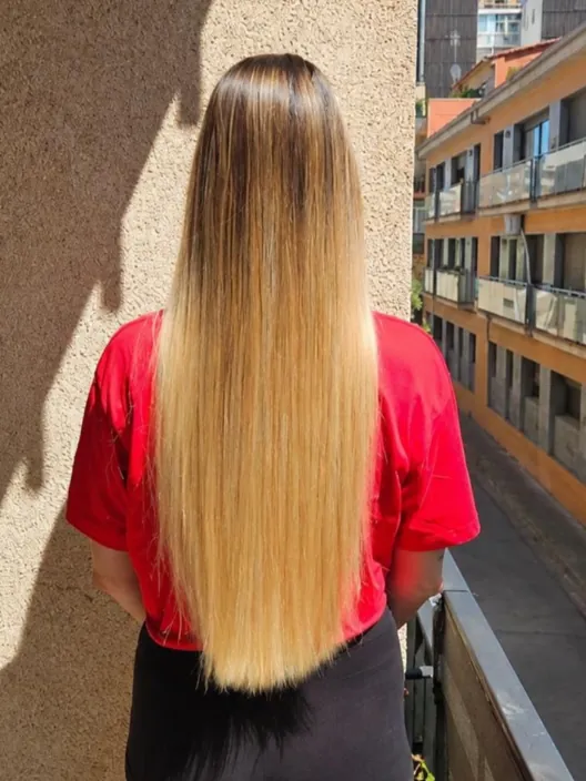 Después: melena rubia larga y luminosa de Carla, vista de espaldas