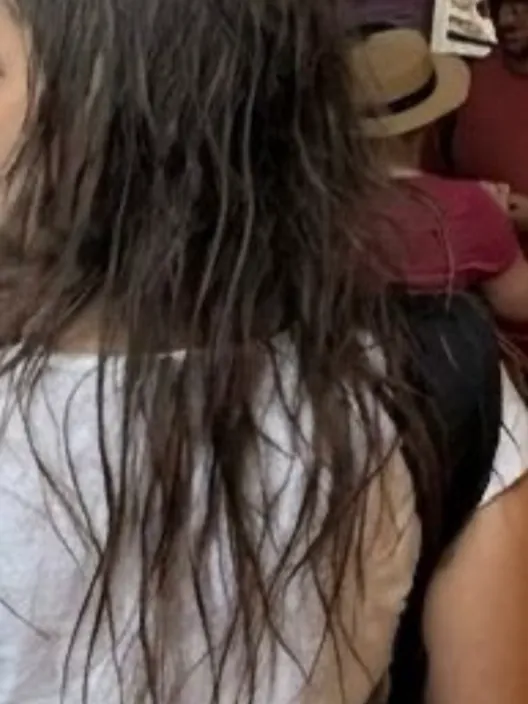 Antes: cabello apagado y sin cuerpo, vista de espaldas