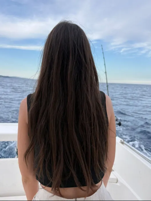 Después: melena larga, lisa y brillante, vista de espaldas