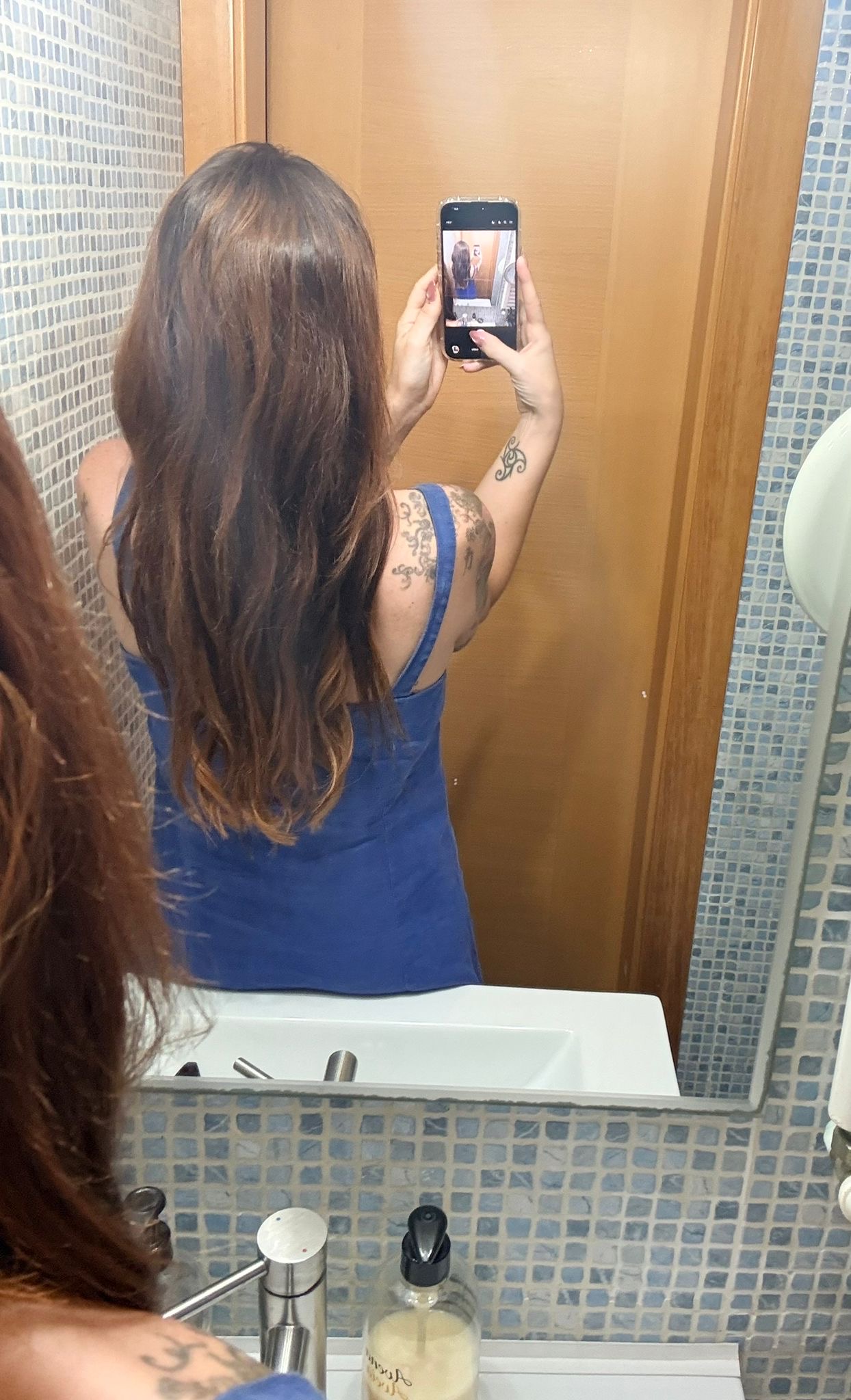 Después: melena más larga, densa y sana, vista de espaldas