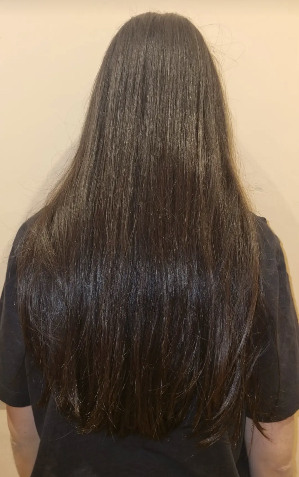 Antes: cabello fino y sin volumen, vista de espaldas