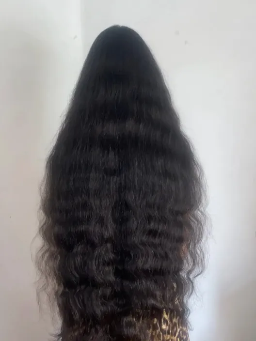 Después: melena oscura, densa y con mucho cuerpo, vista de espaldas